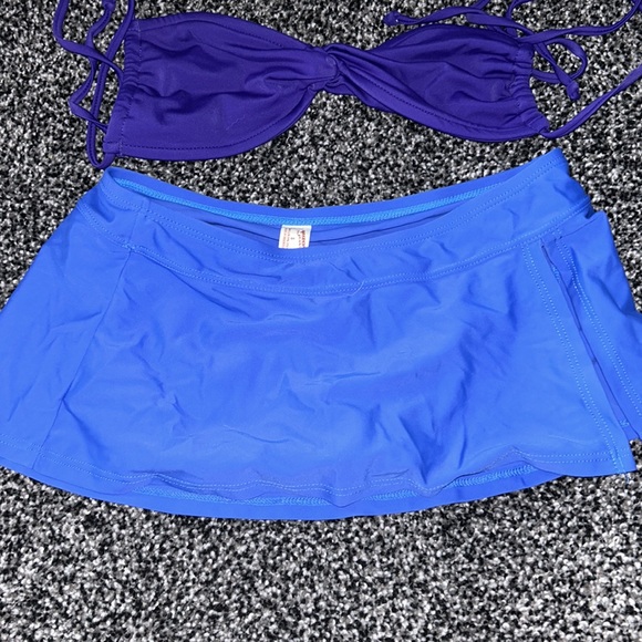 Small bathing suits! - Picture 2 of 3